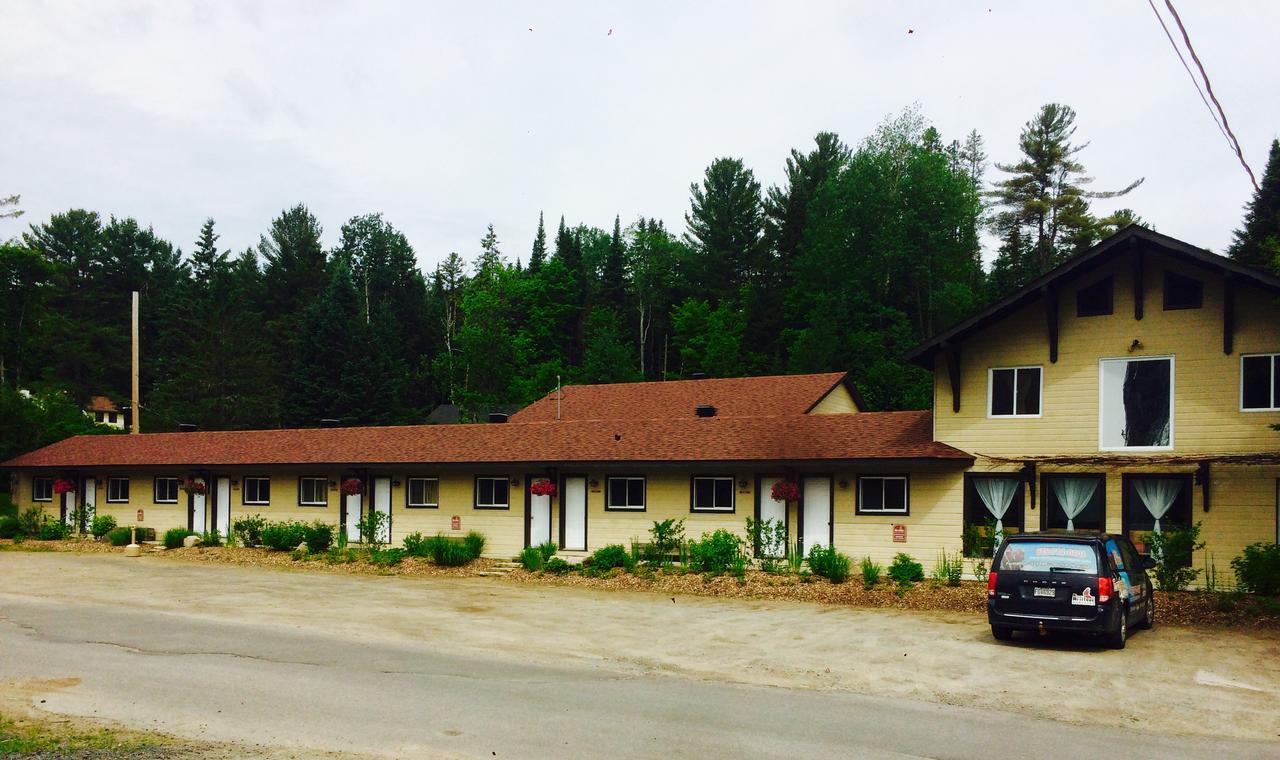 Attitude Montagne Hotel Saint Adolphe D'Howard Екстериор снимка