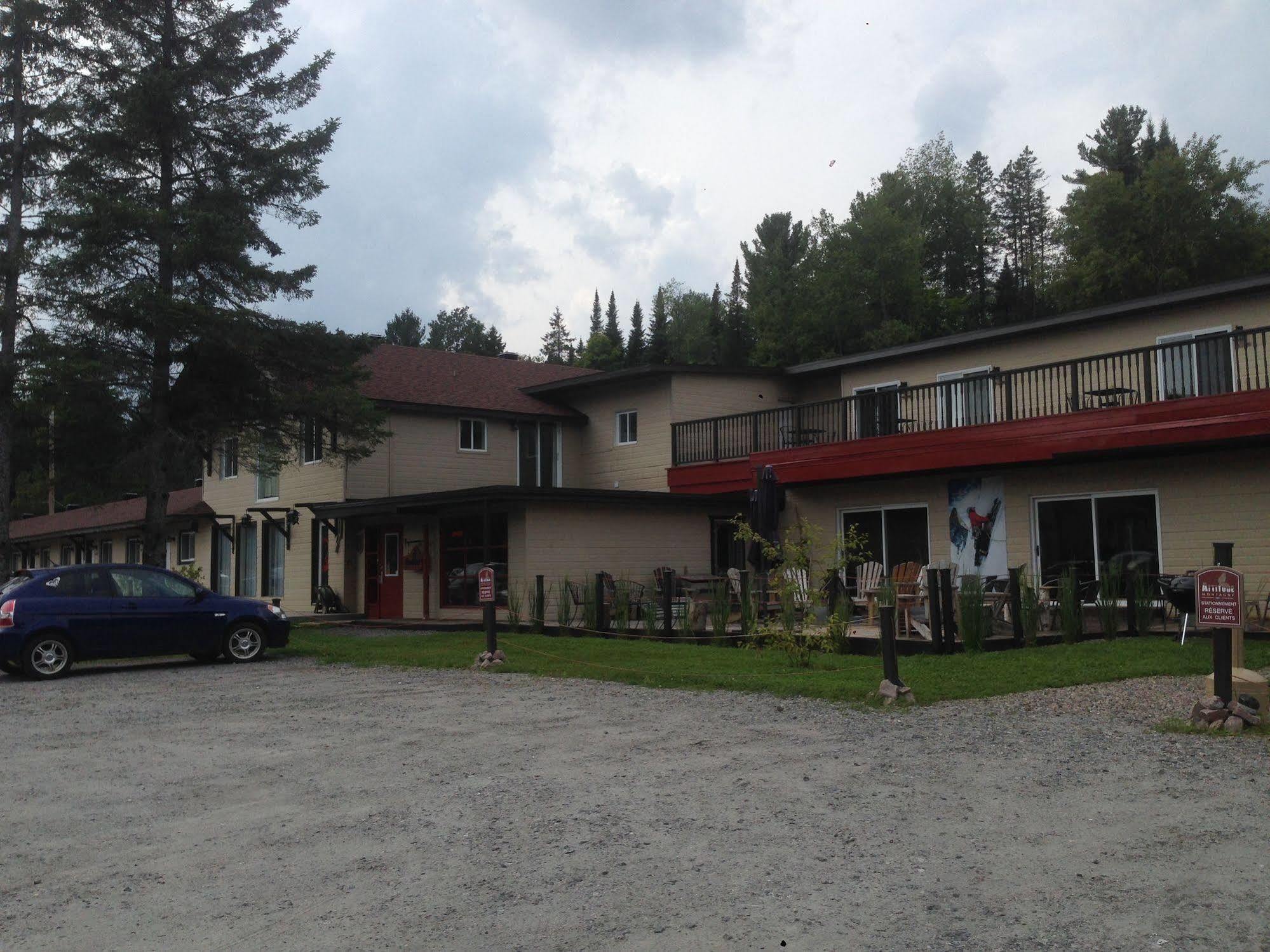 Attitude Montagne Hotel Saint Adolphe D'Howard Екстериор снимка